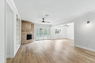 606 Orangewood Dr in Conroe, TX - Building Photo - Building Photo