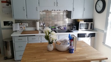 43 Evergreen Ave, Unit 1 in Newton, MA - Foto de edificio - Building Photo