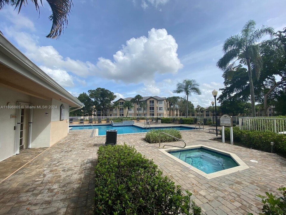 9777 Westview Dr in Coral Springs, FL - Foto de edificio