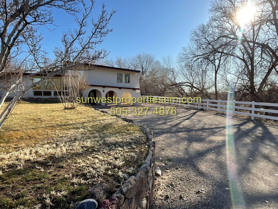 2425 Ridgeview Dr in Farmington, NM - Foto de edificio