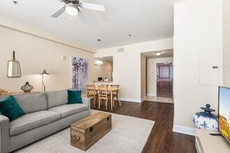 925 Common St, Unit ID1266900P in New Orleans, LA - Foto de edificio - Building Photo