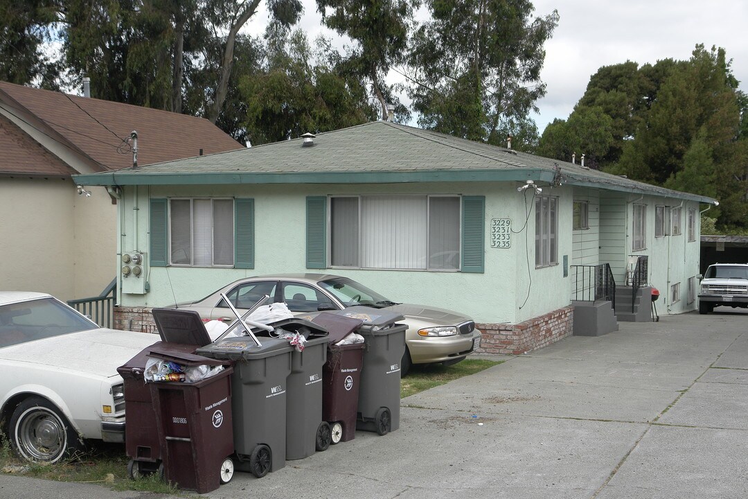 3229-3235 Courtland Ave in Oakland, CA - Foto de edificio