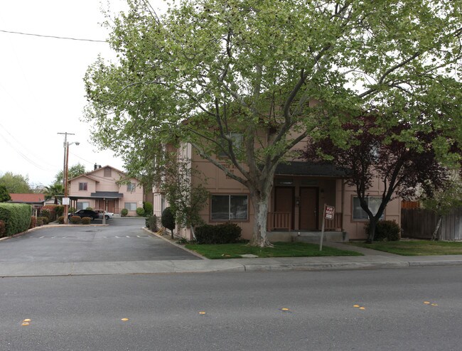 Dutch Mill Apartments in Turlock, CA - Foto de edificio - Building Photo