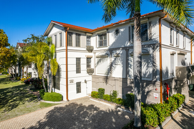 705 10th St S in Naples, FL - Foto de edificio - Building Photo