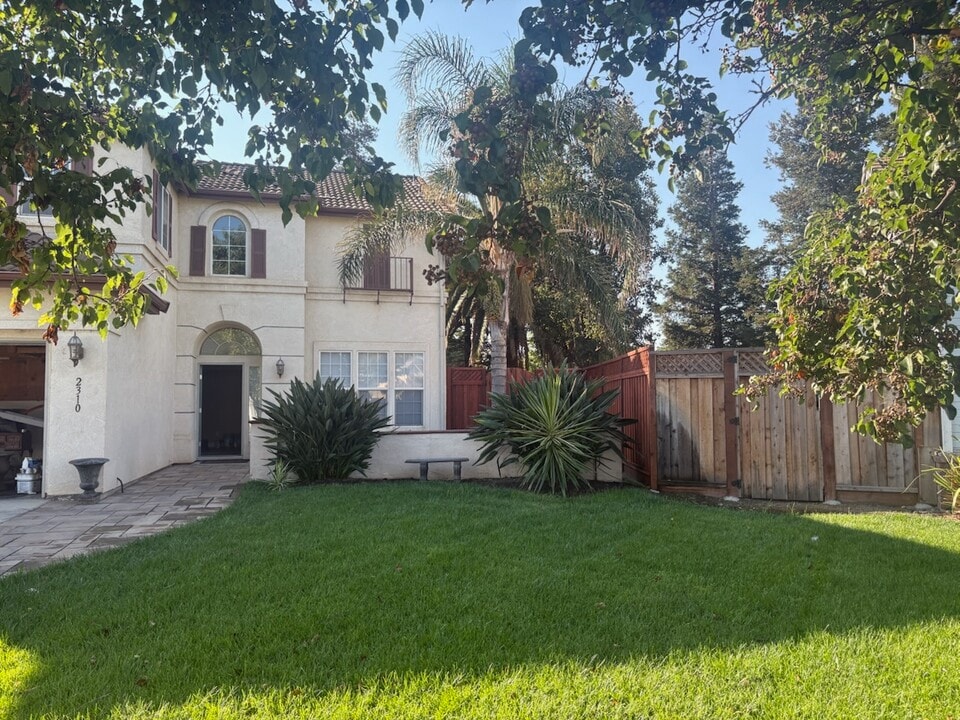 2310 Arthur Nate Haugh Dr in Tracy, CA - Foto de edificio