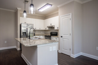 McDowell Creek Court in Cornelius, NC - Foto de edificio - Interior Photo