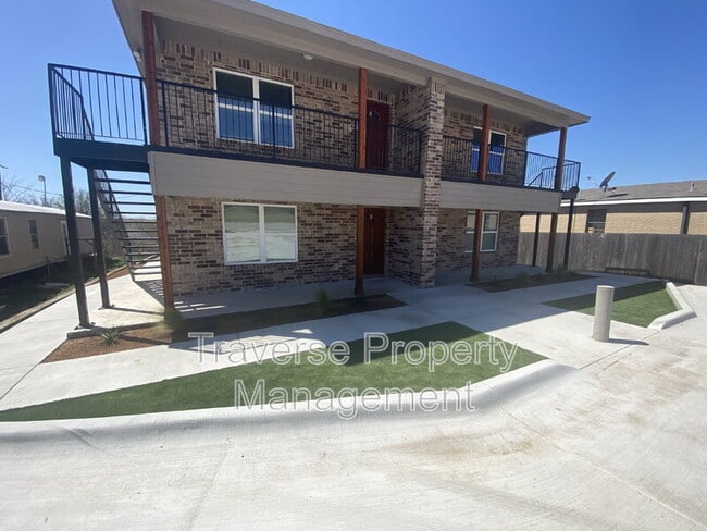 108 Arrowhead St in Fort Worth, TX - Foto de edificio - Building Photo