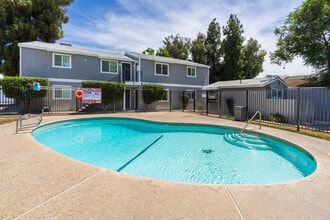 Maplewood Apartments in Visalia, CA - Building Photo - Building Photo