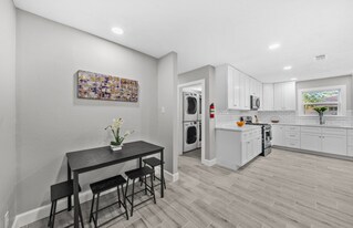 8050 Tavenor Ln in Houston, TX - Building Photo