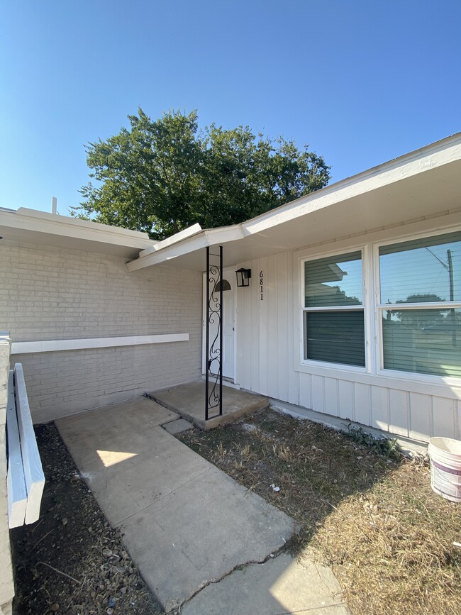 6811 Blue Ash Dr in San Antonio, TX - Foto de edificio - Building Photo