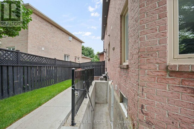 1527 Chiddingstone Cir in Mississauga, ON - Building Photo - Building Photo