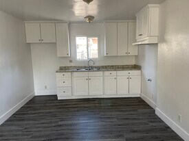 947 E 106th St in Los Angeles, CA - Building Photo