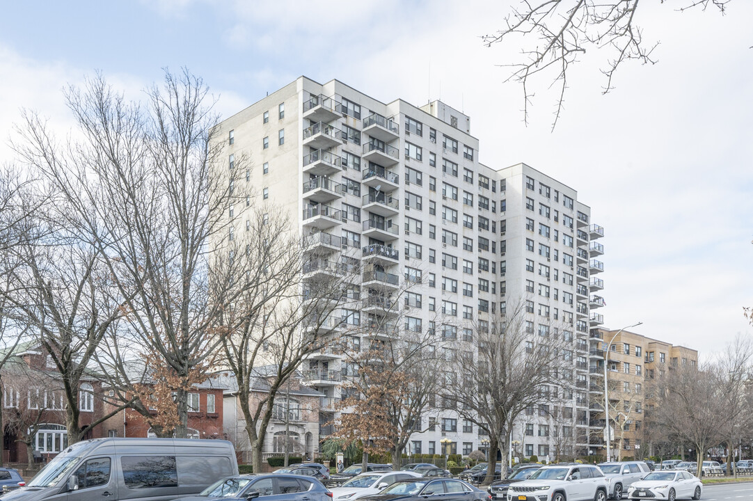 1360 Ocean Parkway in Brooklyn, NY - Foto de edificio