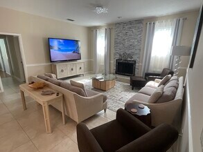 1086 Hoover Cir in Nokomis, FL - Building Photo - Building Photo