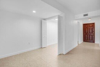 3827 NE 166th St in North Miami Beach, FL - Building Photo - Building Photo