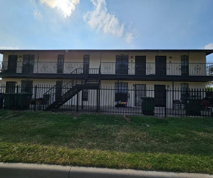 3020 Corpus Christi St in Laredo, TX - Building Photo