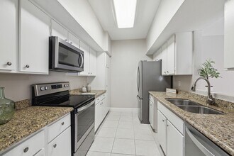 1115 Augusta Dr in Houston, TX - Foto de edificio - Building Photo