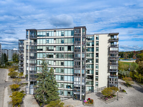 Woodlawn Towers III in Guelph, ON - Building Photo - Building Photo