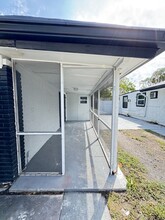 1200 Mathis St, Unit D in Lake Worth Beach, FL - Foto de edificio - Building Photo