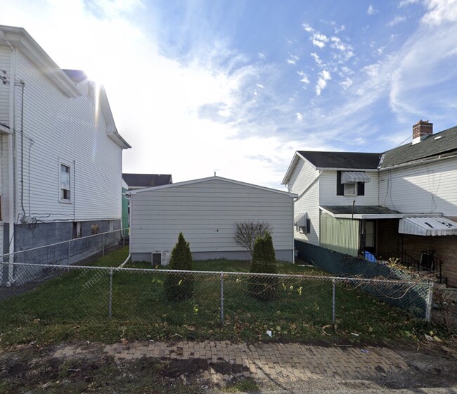 27 Dunkard Ave in Uniontown, PA - Building Photo - Building Photo