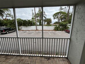 2755 Coconut Bay Ln, Unit 112 in Sarasota, FL - Foto de edificio - Building Photo