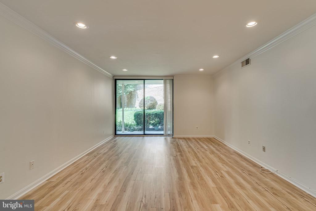 3109 Patrick Henry Dr-Unit -627 in Falls Church, VA - Building Photo