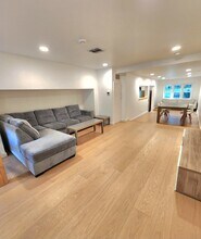 380 Box Canyon Rd in West Hills, CA - Foto de edificio - Building Photo