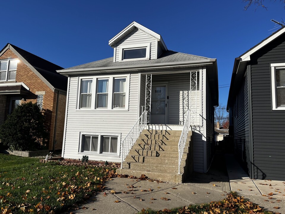 5030 N Nagle Ave in Chicago, IL - Foto de edificio