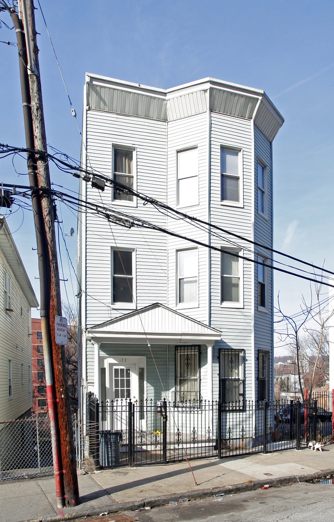 127 Stanley Ave in Yonkers, NY - Foto de edificio - Building Photo