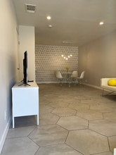 2825 N Los Felices Rd in Palm Springs, CA - Foto de edificio - Building Photo