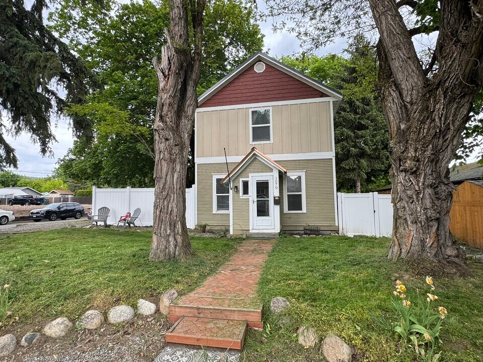 1070 N 1st St in Coeur d'Alene, ID - Building Photo