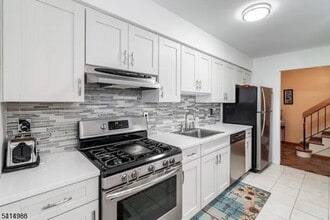 606 Robin Rd in Hillsborough Township, NJ - Building Photo - Building Photo