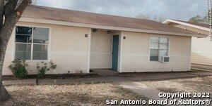 657 E 4th St in Yorktown, TX - Building Photo