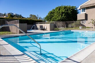 2517 Navarra Dr, Unit 2E in Carlsbad, CA - Building Photo - Building Photo