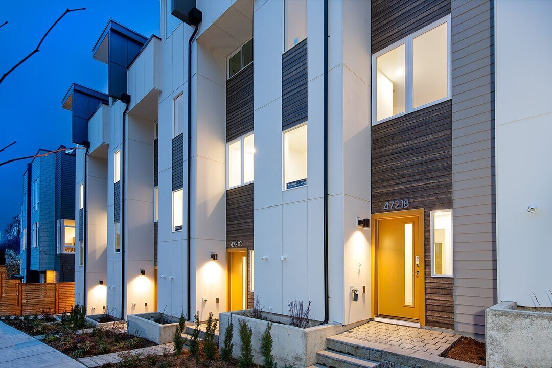 4721 32nd Ave S in Seattle, WA - Building Photo