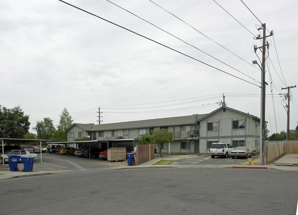 479 W Carob Ave in Reedley, CA - Building Photo