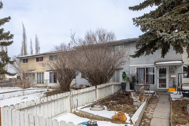 16 Dovercliffe Way SE in Calgary, AB - Building Photo - Building Photo