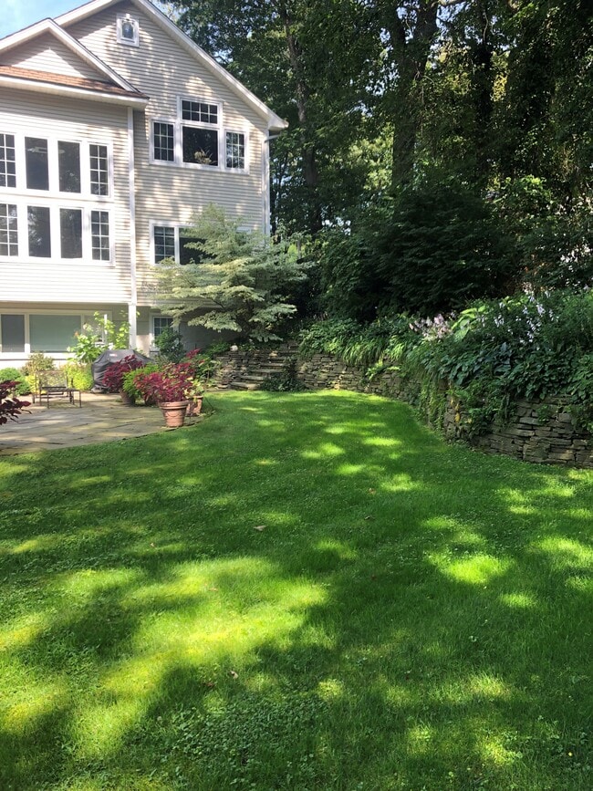 21 Polly Pl, Unit apartment in Huntington, NY - Building Photo - Building Photo