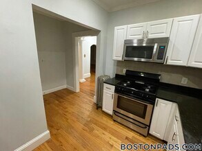 1789 Commonwealth Ave, Unit 1 in Boston, MA - Building Photo - Building Photo