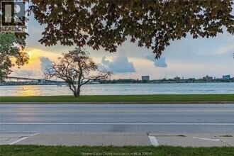 2161 Riverside Dr W in Windsor, ON - Foto de edificio - Building Photo