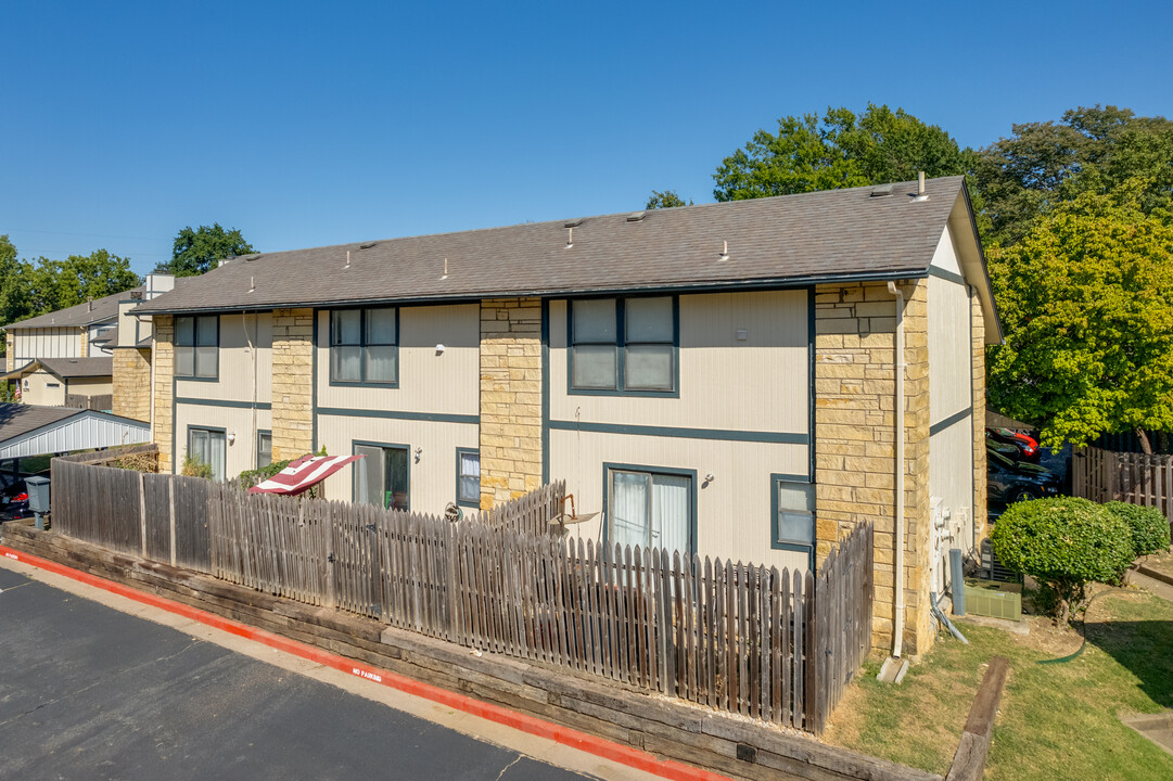 Forest Creek Condominiums in Bartlesville, OK - Building Photo