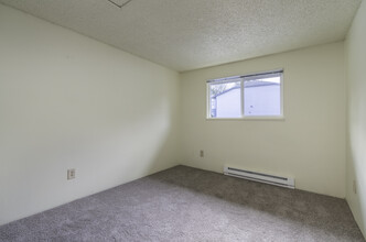 Rolling Hills Apartments in Tualatin, OR - Building Photo - Interior Photo