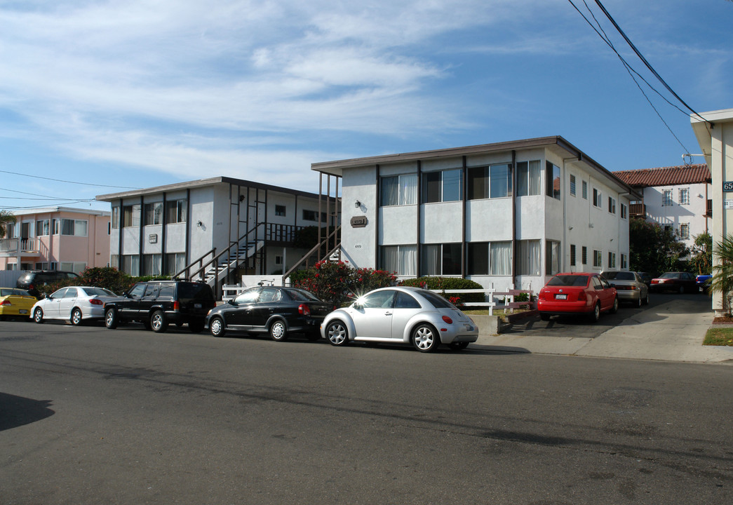 Sanders Apartments in Goleta, CA - Foto de edificio