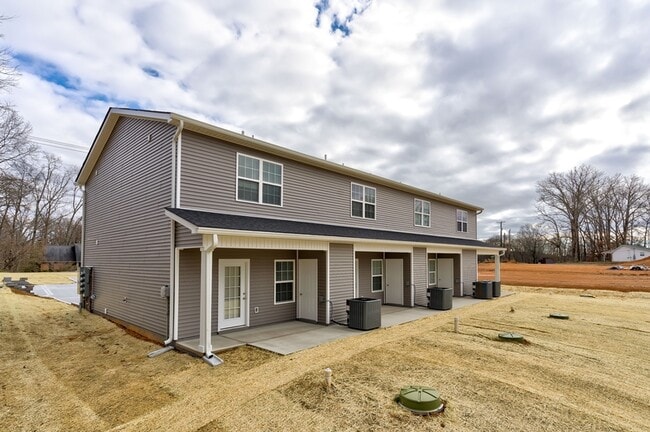 8077 Bell Campground Rd in Powell, TN - Building Photo - Building Photo