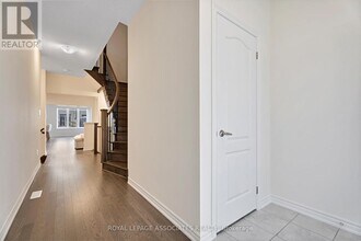 30 Mountainside Cres in Whitby, ON - Building Photo - Building Photo