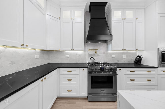 355 W Superior St in Chicago, IL - Foto de edificio - Building Photo