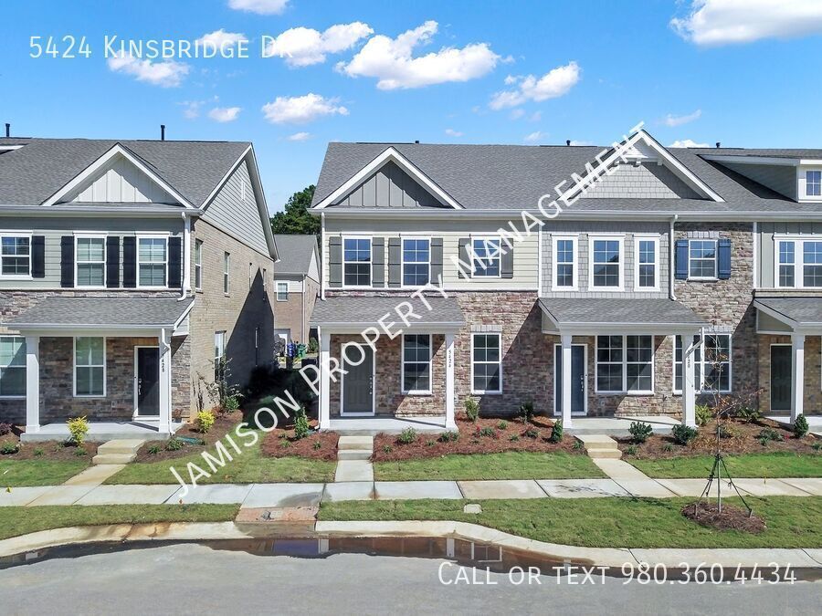 5424 Kinsbridge Dr in Mint Hill, NC - Building Photo