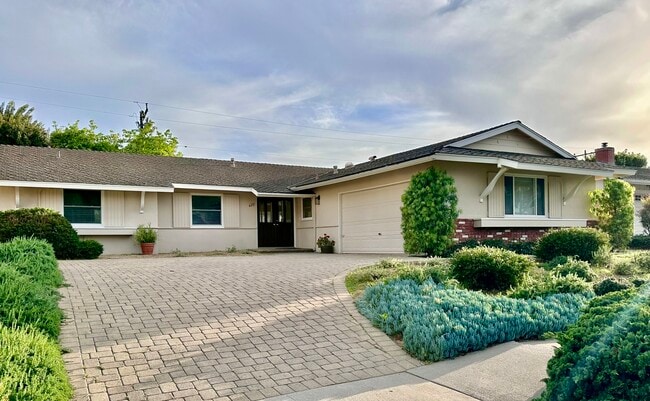 6211 Covington Way in Goleta, CA - Foto de edificio - Building Photo