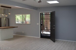 9159 E Broadway Blvd in Tucson, AZ - Building Photo