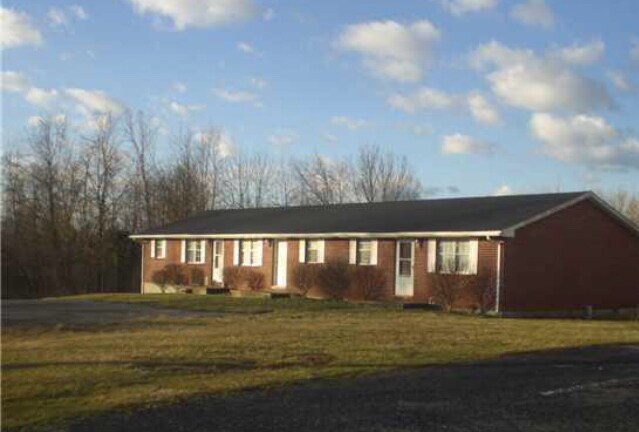 7611 Mad River Rd in Hillsboro, OH - Building Photo